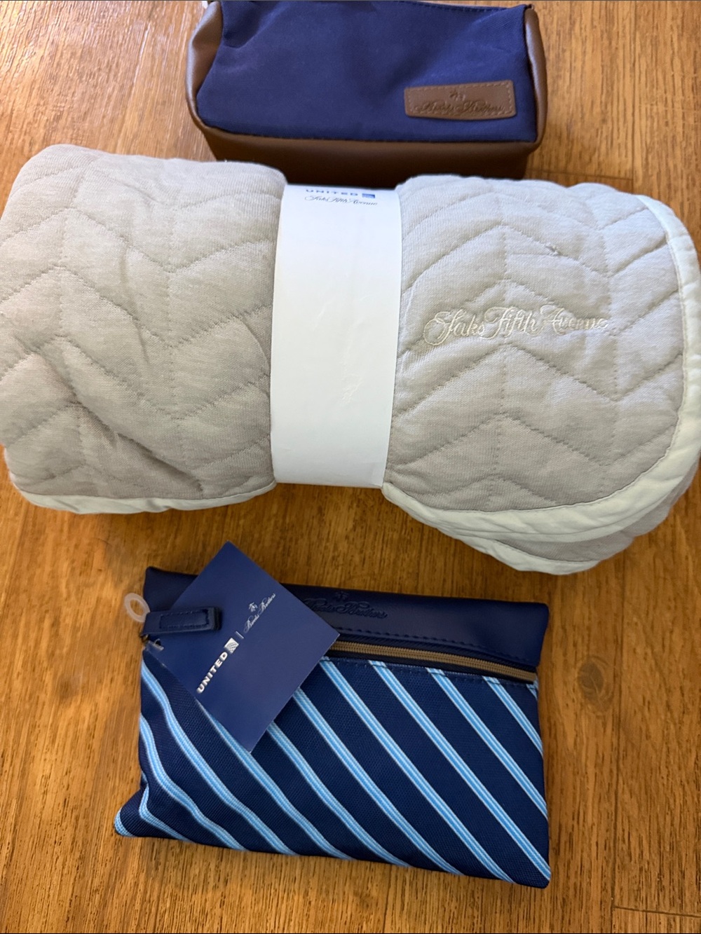UNITED AIRLINES SAKS FIFTH AVENUE BLANKET FIRST CLASS THROW BROOKS BROTHERS BAG - Picture 8 of 8